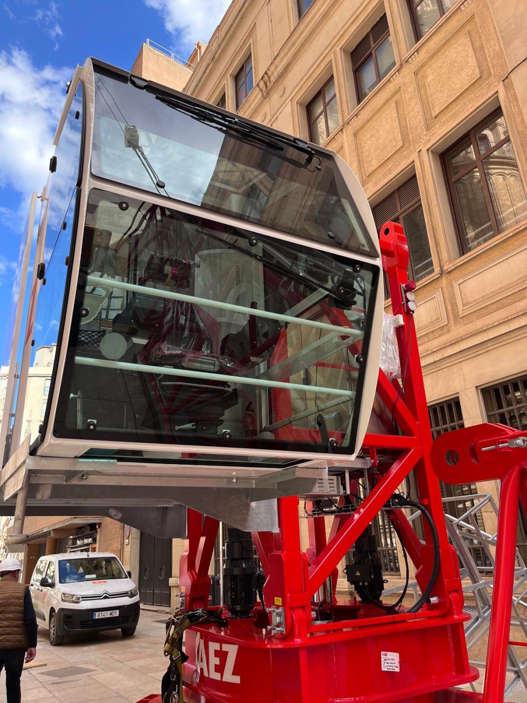 Cabina de la grúa durante su montaje