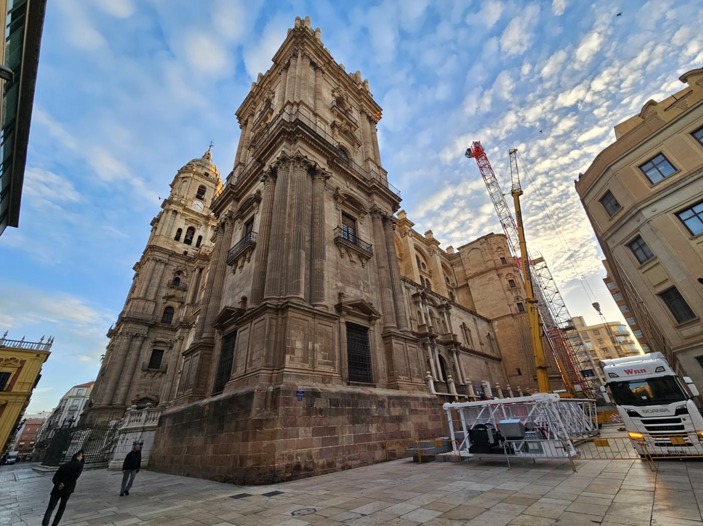 Instalación de la grúa para la obra del tejado de la Catedral de Málaga
