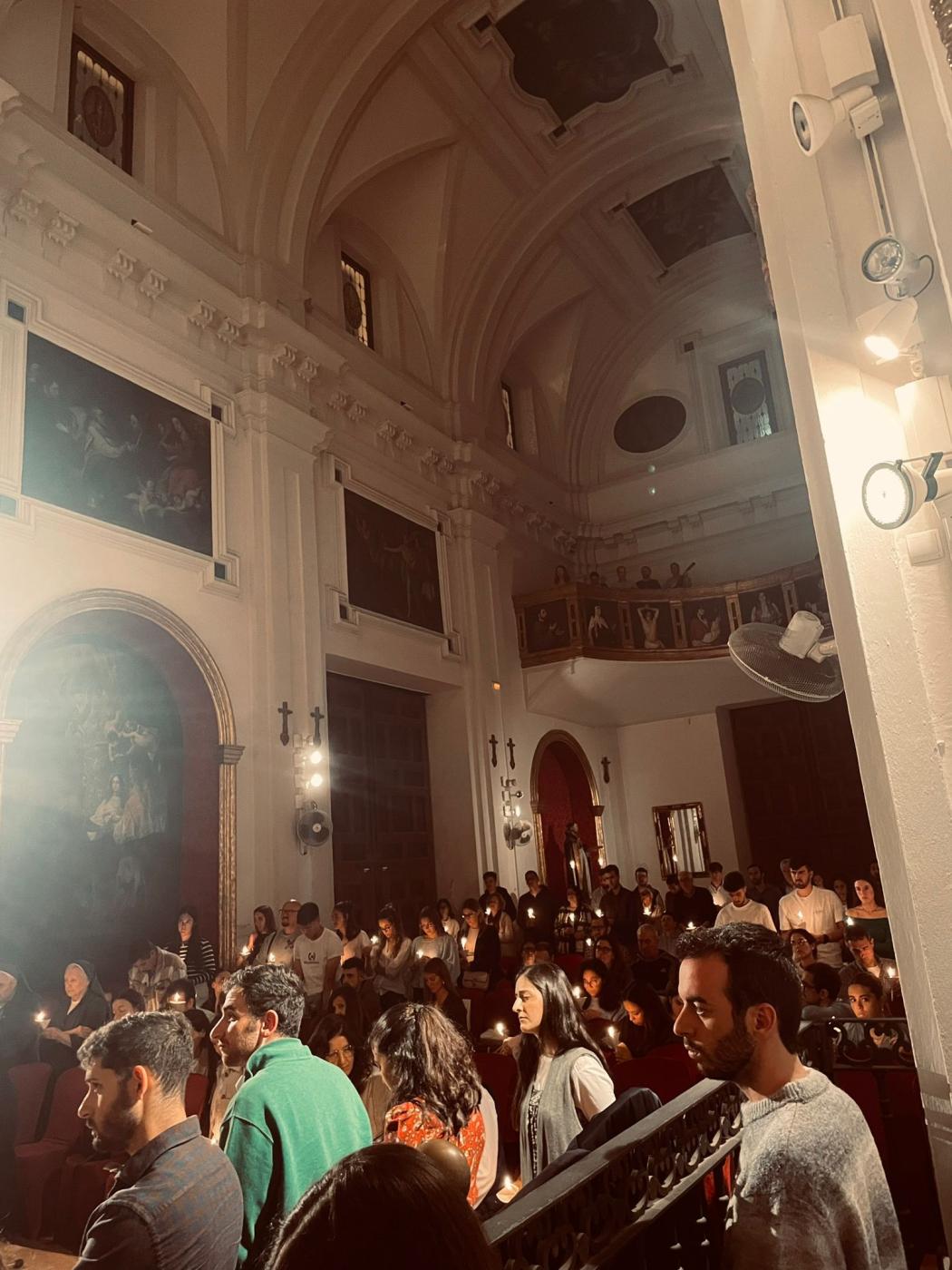 Más de 140 personas rezan el Via Lucis ante el Resucitado