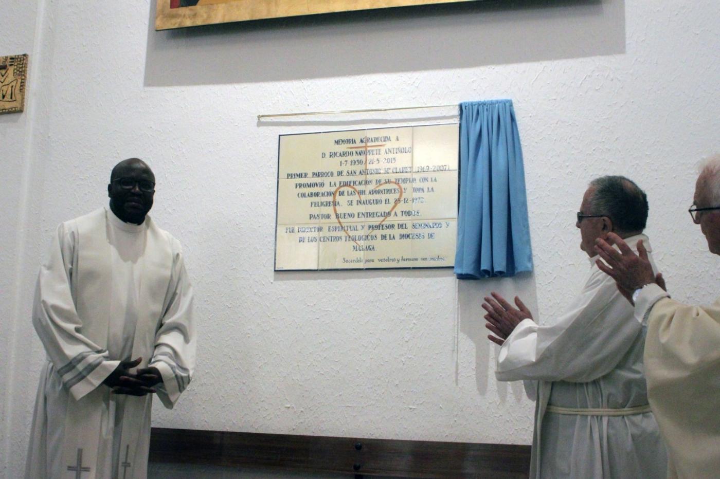 San Antonio María Claret descubre una placa en recuerdo de Ricardo Navarrete