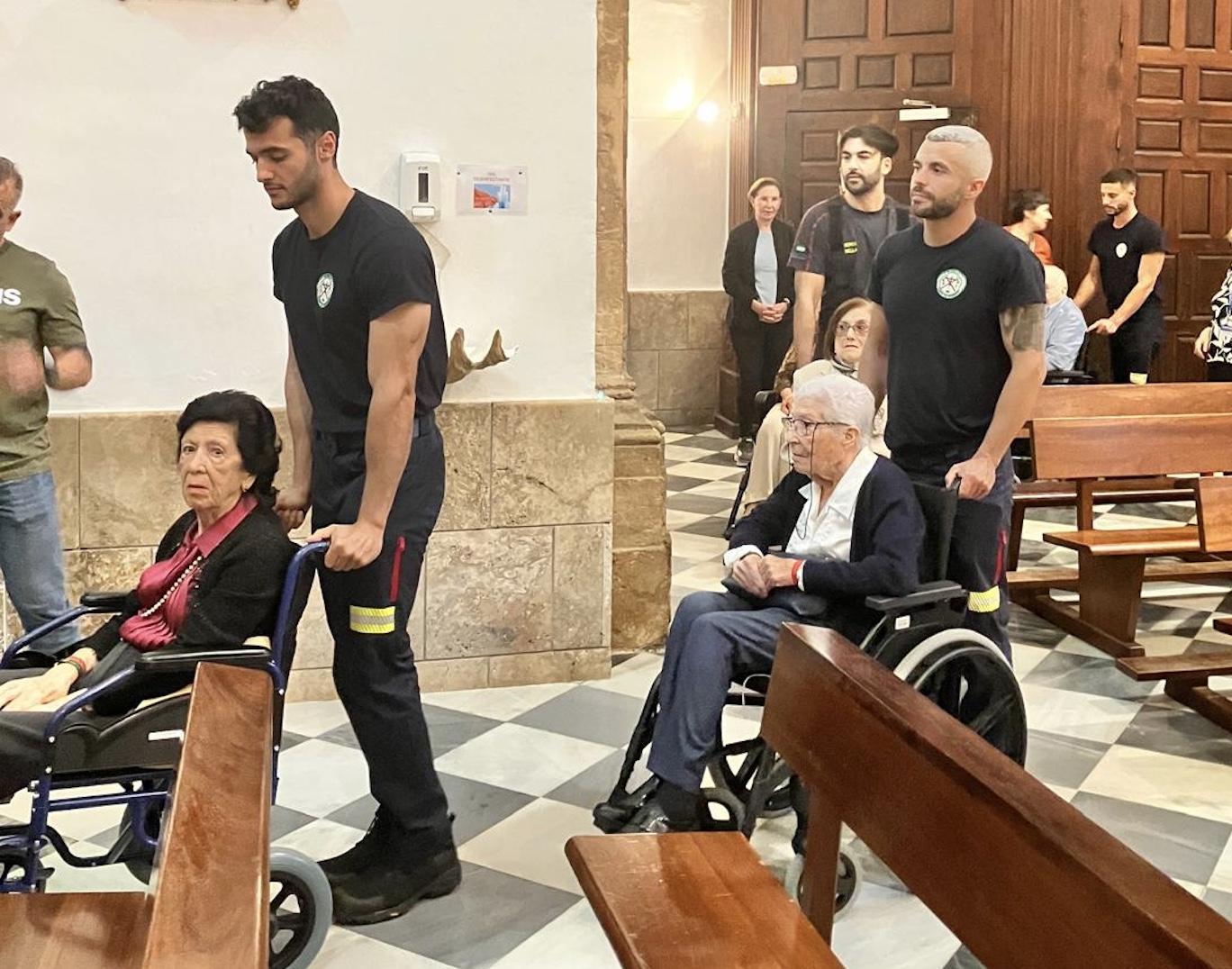 Bomberos de Marbella trasladan a personas impedidas hasta la parroquia para celebrar la Pascua del Enfermo