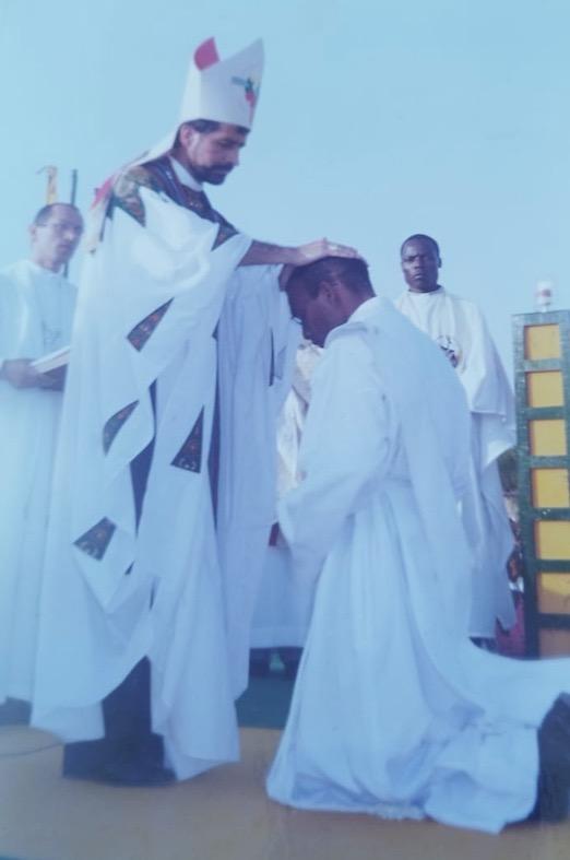 Ordenados en la Catedral, en un convento, en la iglesia del pueblo y en un estadio de fútbol