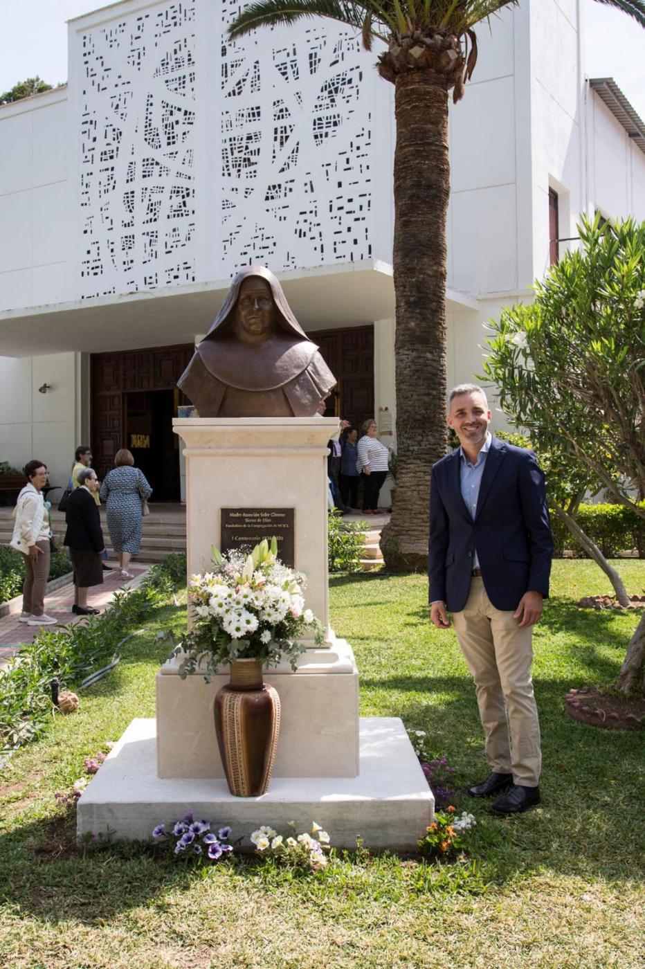 Juan Vega, el escultor, junto a su obra, el busto de Madre Asunción