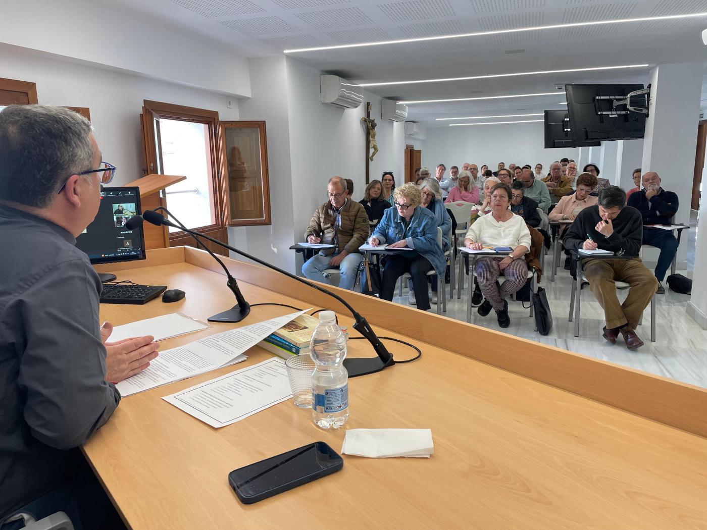 El profesor Ignacio Rojas cierra el curso del CESET que invitaba a fijar los ojos en Jesús