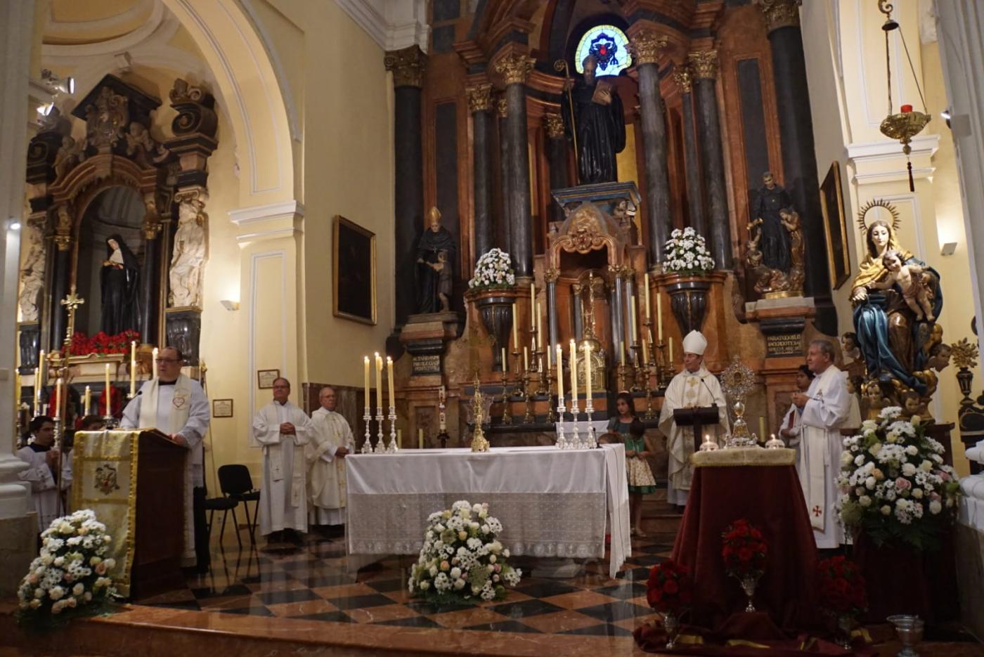 Bendición de las rosas en la fiesta de Santa Rita de Casia en la iglesia de San Agustín