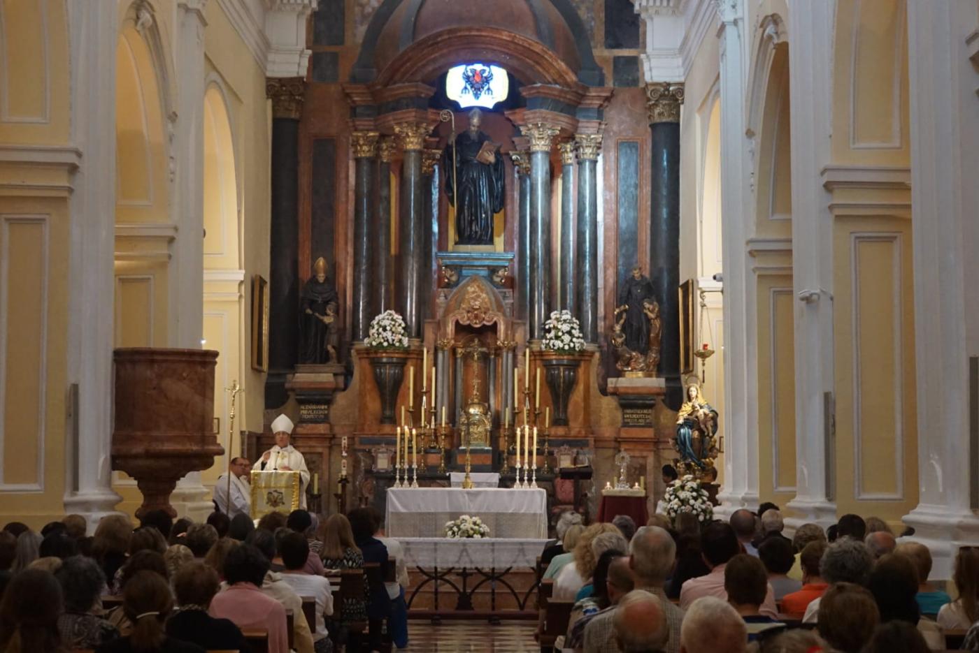 Bendición de las rosas en la fiesta de Santa Rita de Casia en la iglesia de San Agustín