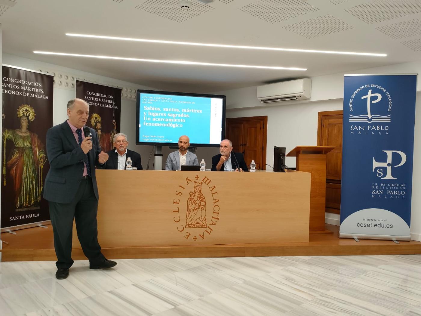 Ángel Nuño, antes de su conferencia, en el salón de actos del CESET San Pablo / A. MEDINA