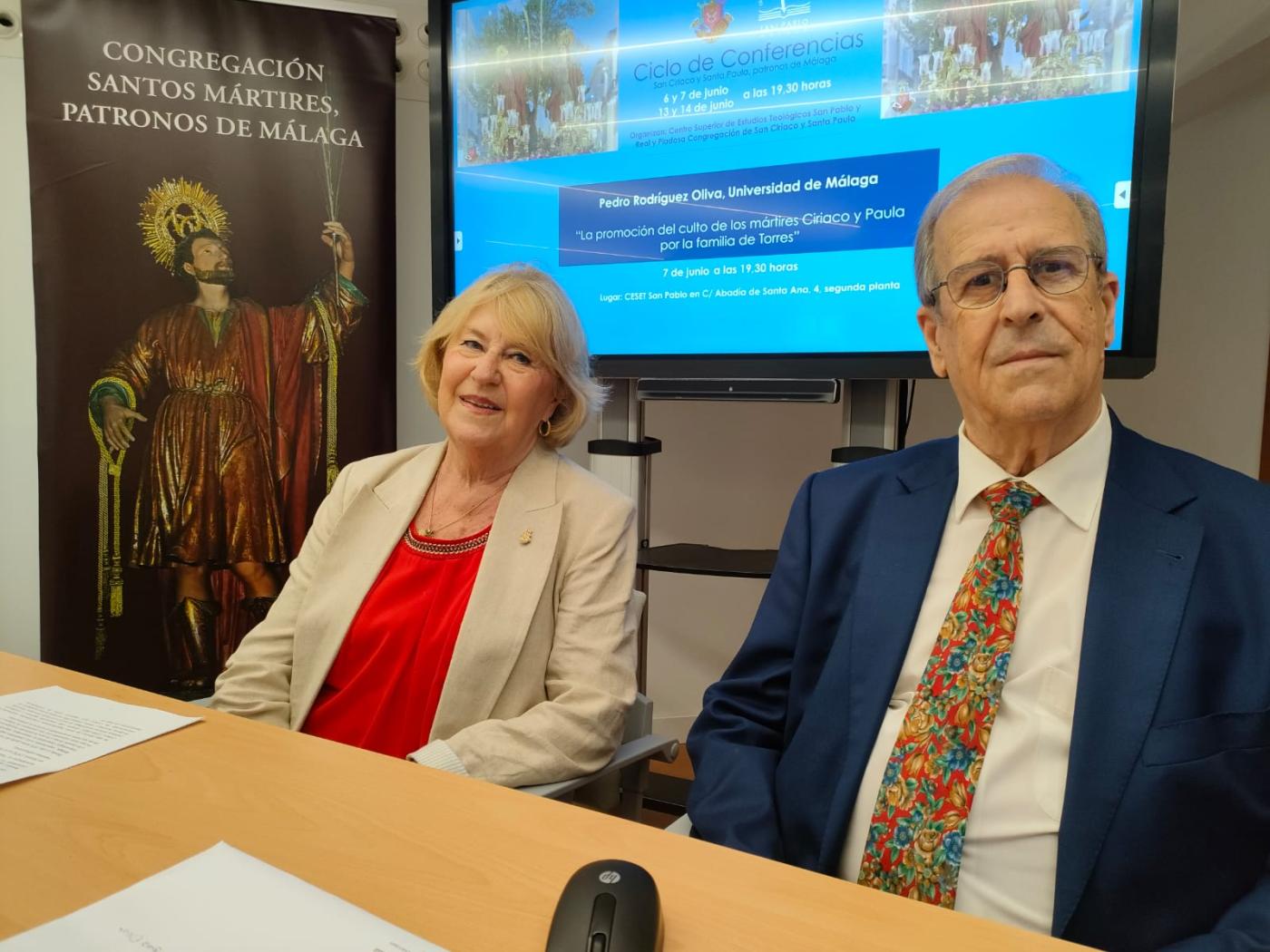 Marion Reder, teniente hermana mayor de la Congregación de los Santos Patronos, y el conferenciante, Pedro Rodríguez / A. MEDINA