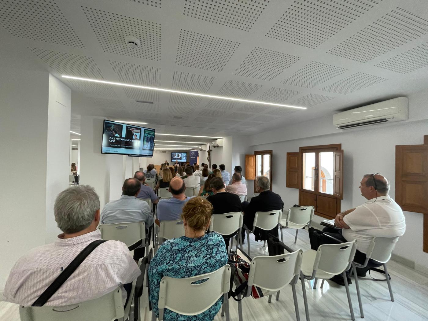 El delegado de Pastoral Familiar presentó su nuevo libro 'Diez matrimonios de cine'