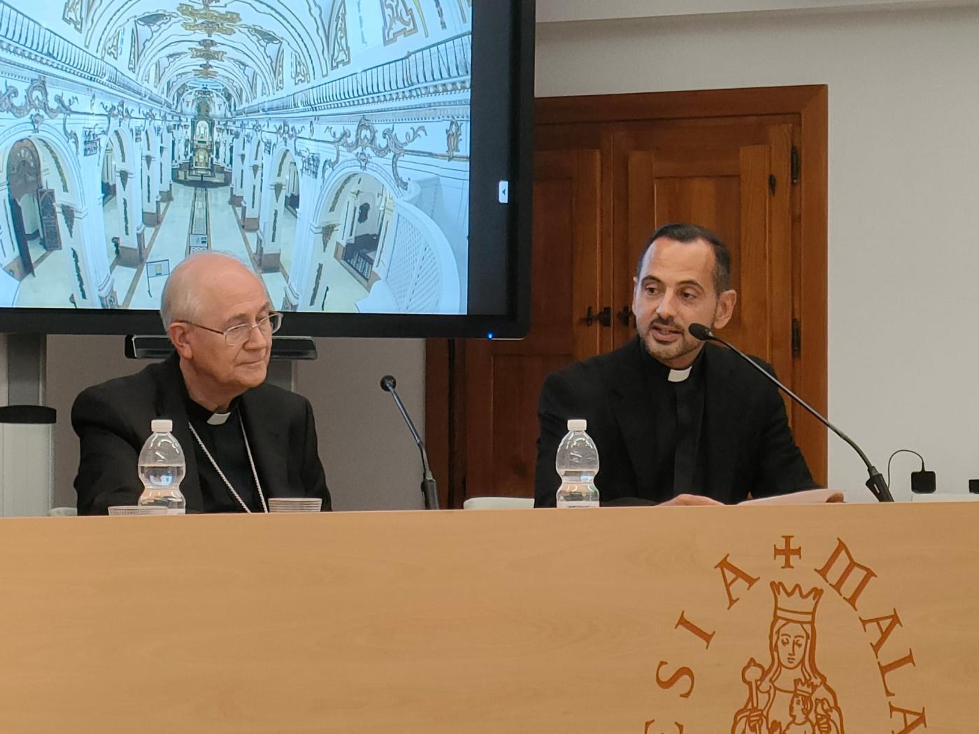 Mons. Adolfo González Montes, en su conferencia, en el CESET San Pablo / A.MEDINA