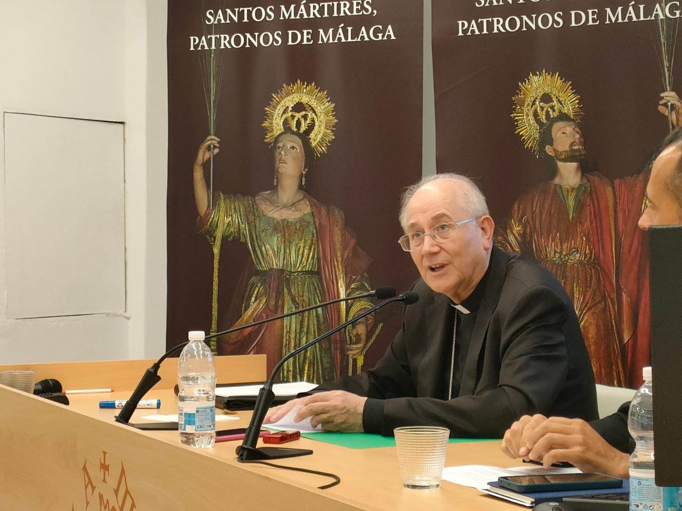 Mons. Adolfo González Montes, en su conferencia, en el CESET San Pablo / A.MEDINA