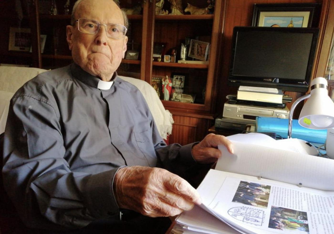 Francisco García Mota, ante el manuscrito de sus memorias // A. MEDINA