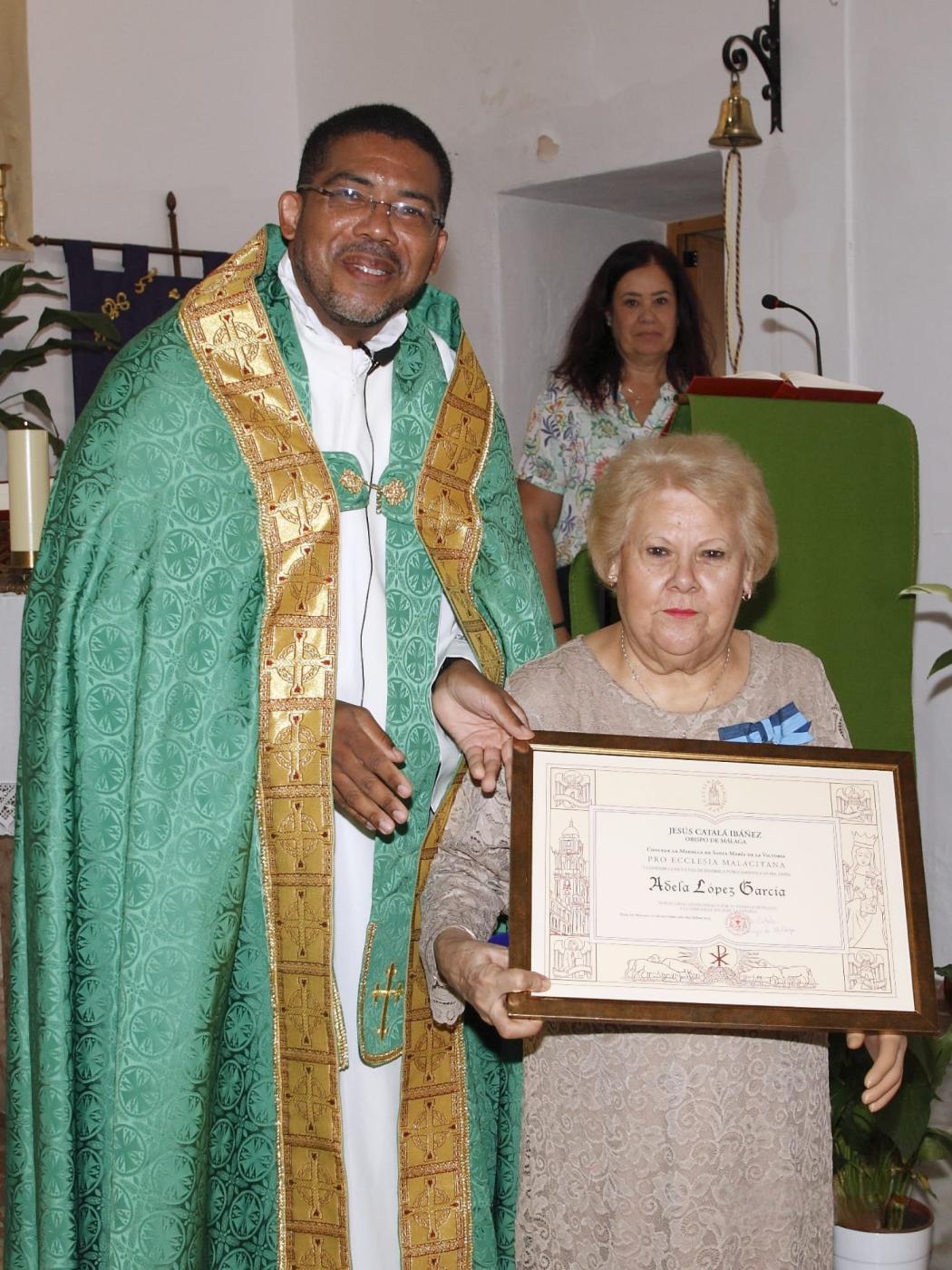 Adela López recibiendo la medalla Pro Ecclesia Malacitana