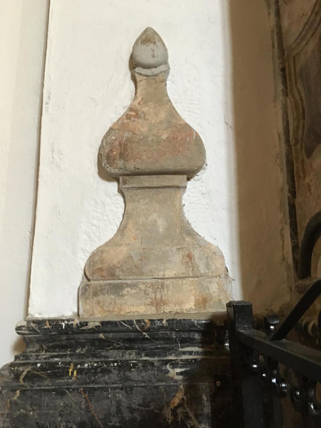 «En estos mármoles del siglo XVIII se pueden ver símbolos eucarísticos»