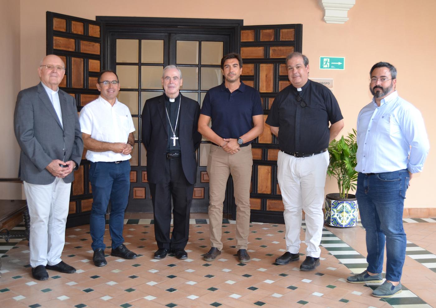 Antonio Collado, delegado episcopal de Cáritas Diocesana; Francisco J. Sánchez Heras, anterior director; José Miguel Santos, nuevo director; Juan M. Ortiz, vicario de la Acción Social, y Pablo Benítez, de Cáritas Diocesana, posan junto al Obispo