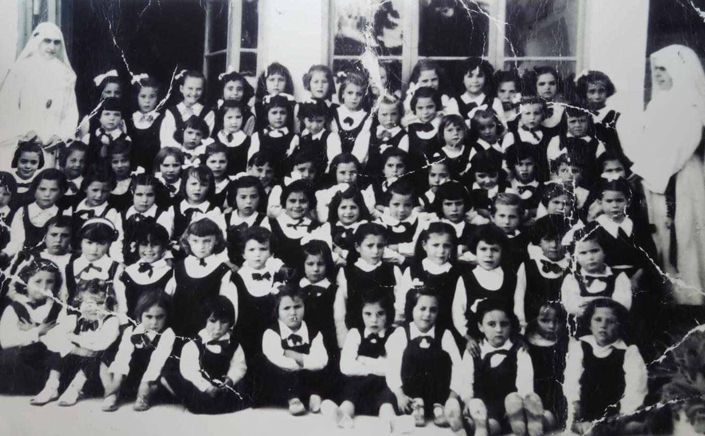 Alumnas del antiguo colegio con las religiosas, en una foto de archivo