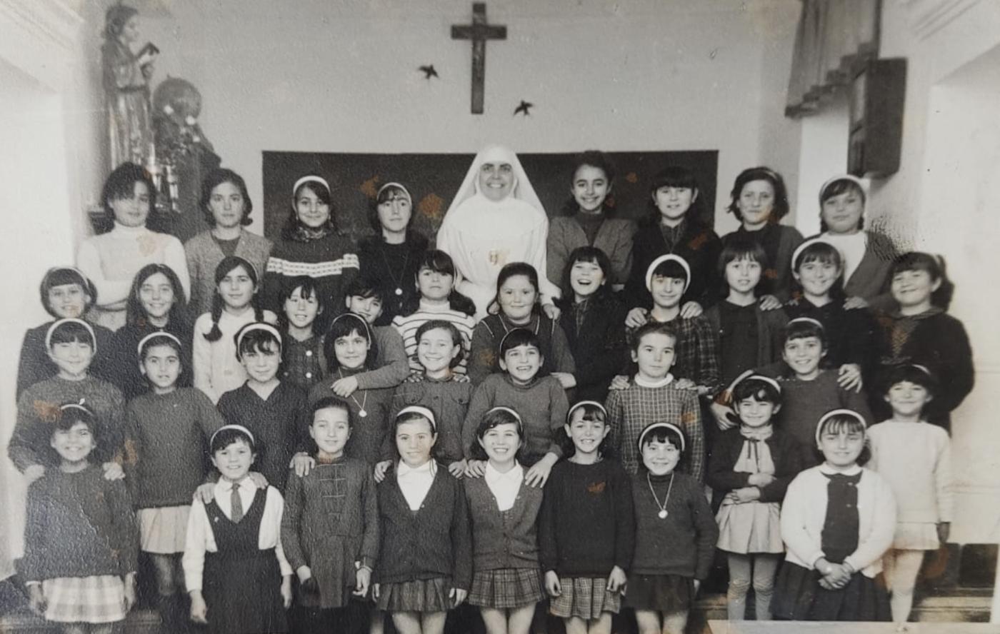 Alumnas del antiguo colegio con las religiosas, en una foto de archivo