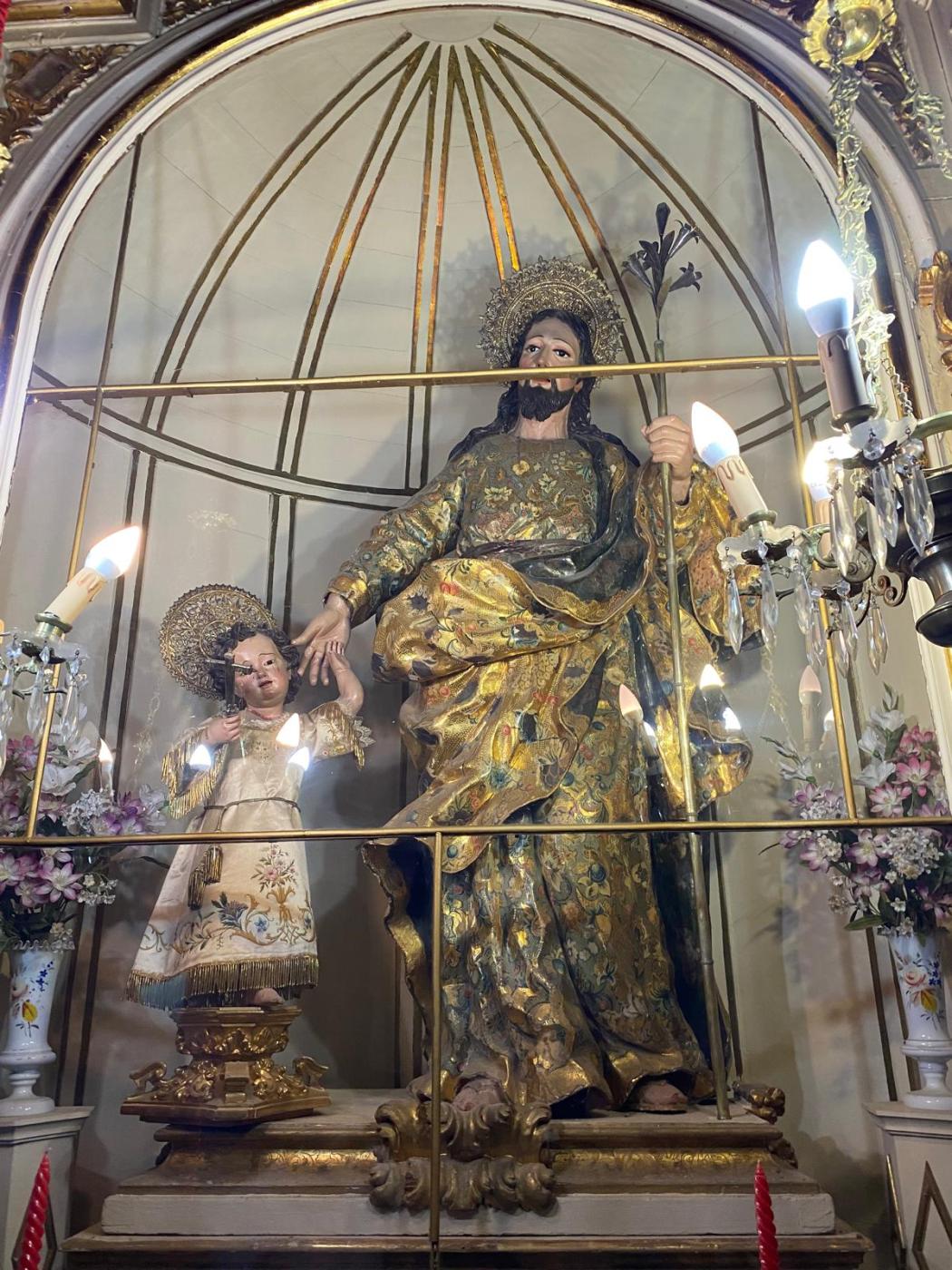 El Niño Jesús llora y san José lo lleva de su mano