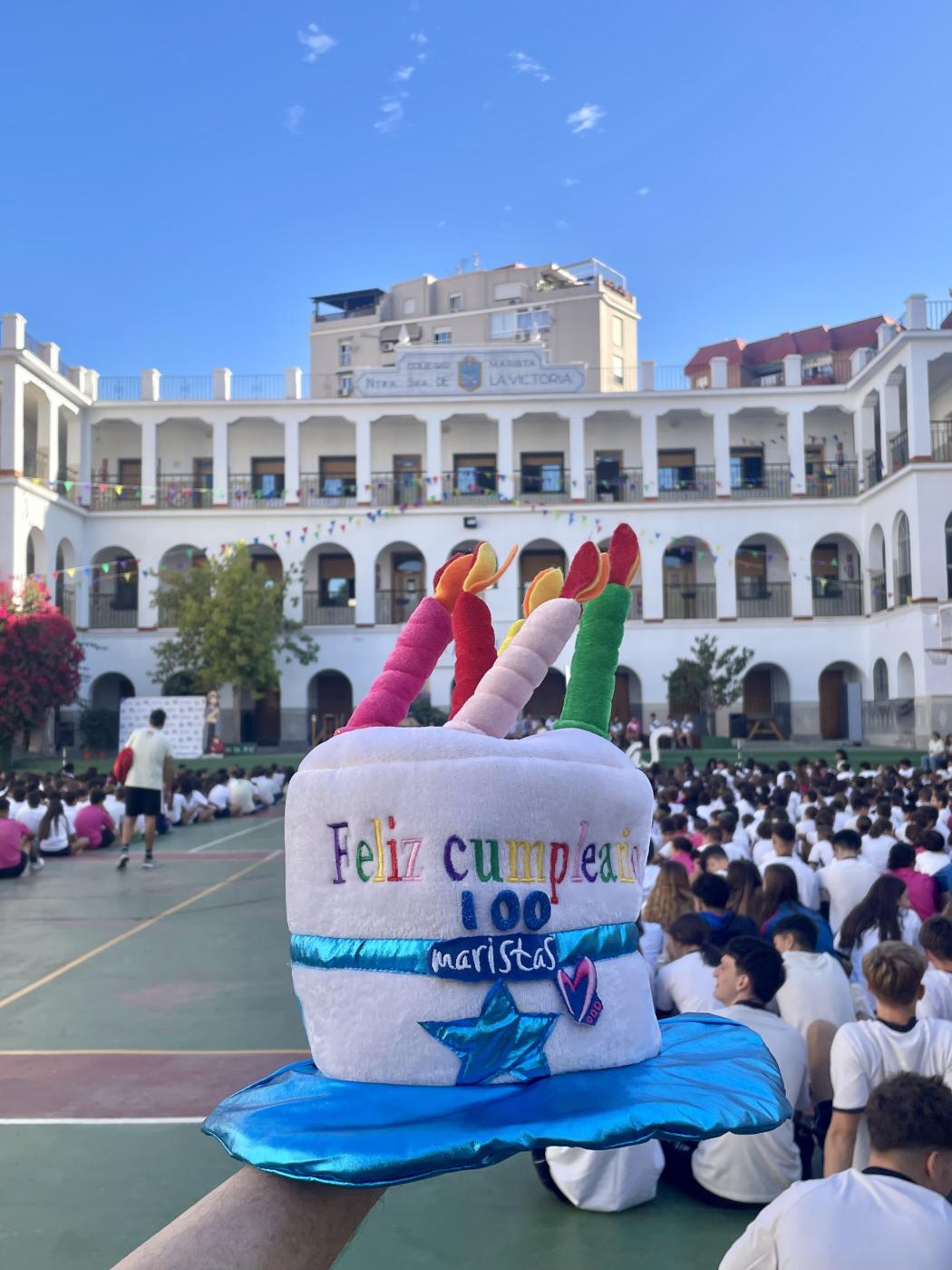 Maristas celebra su cumpleaños con una tarta gigante y 100 velas de esperanza