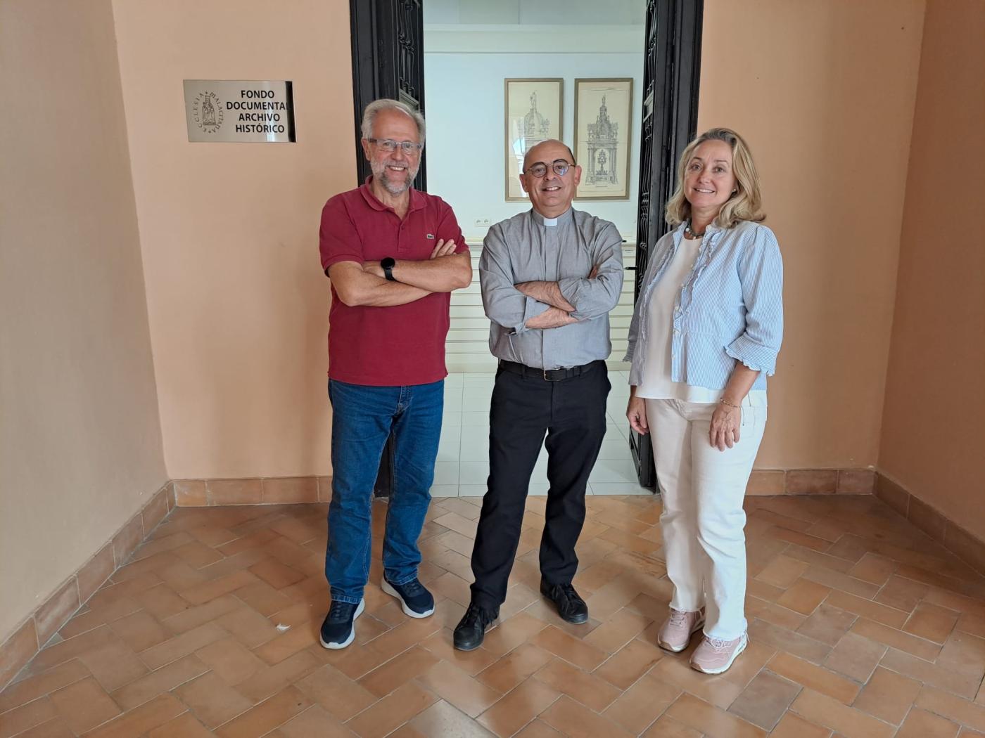 Miguel &aacute;ngel Gamero, en el cnetro, junto a Jos&eacute; Mar&iacute;a de las Pe&ntilde;as, historiador voluntario del archivo, y la historiadora y periodista Beatriz Lafuente, trabajadora del mismo