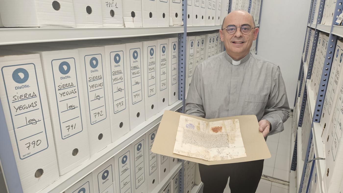 Miguel &aacute;ngel Gamero, nuevo director del Archivo Hist&oacute;rico Diocesano, mostrando una de las joyas del archivo, el acta de constituci&oacute;n de las cuatro parroquias hist&oacute;ricas de M&aacute;laga firmada por los Reyes Cat&oacute;licos