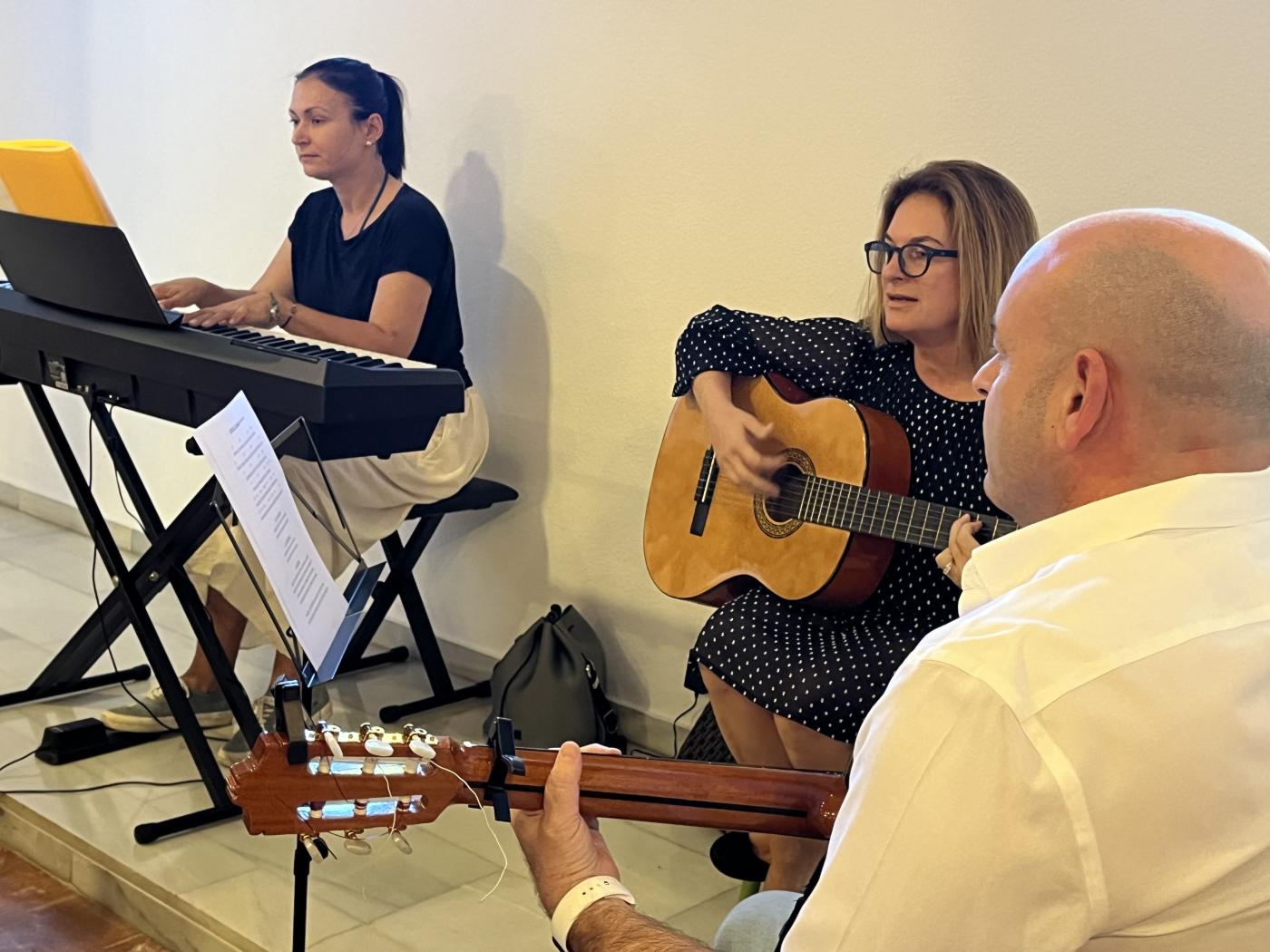 Rosario internacional en el colegio Las Chapas-ECOS de Attendis Marbella