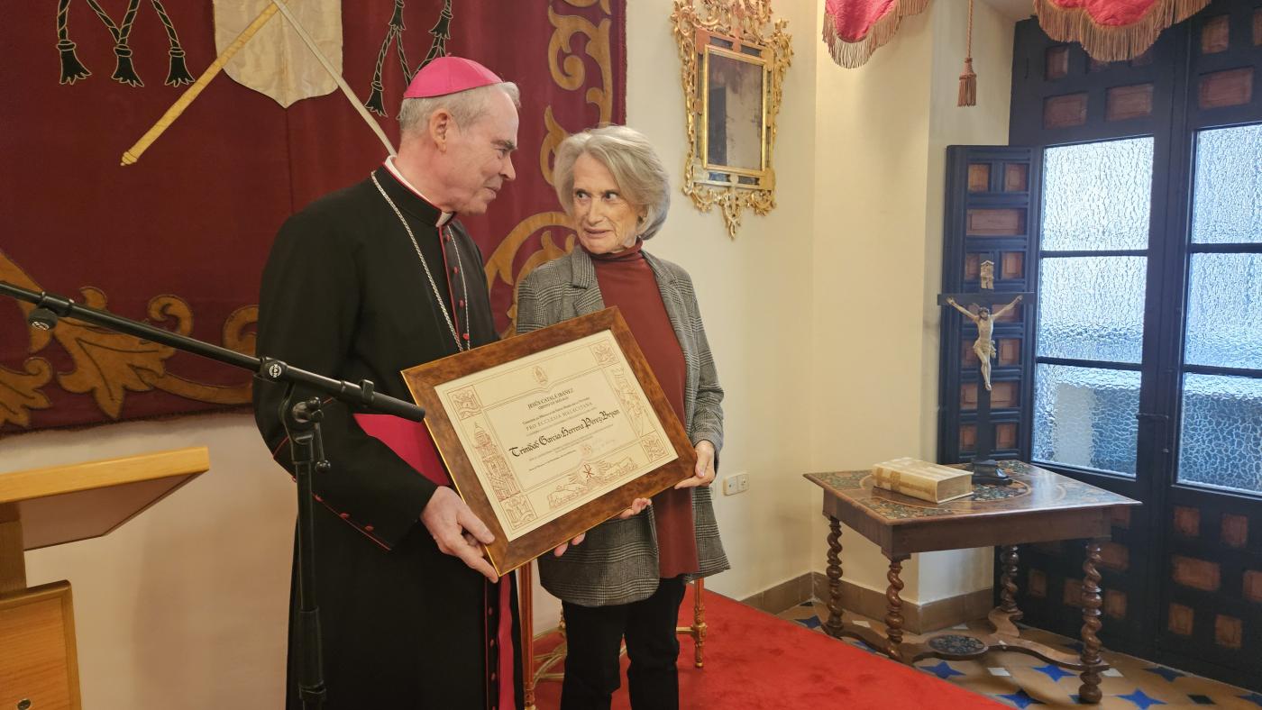 Mons. Catal&aacute; entrega el reconocimiento de la medalla Pro Ecclesia Malacitana a Trinidad Garc&iacute;a-Herrera P&eacute;rez-Bryan
