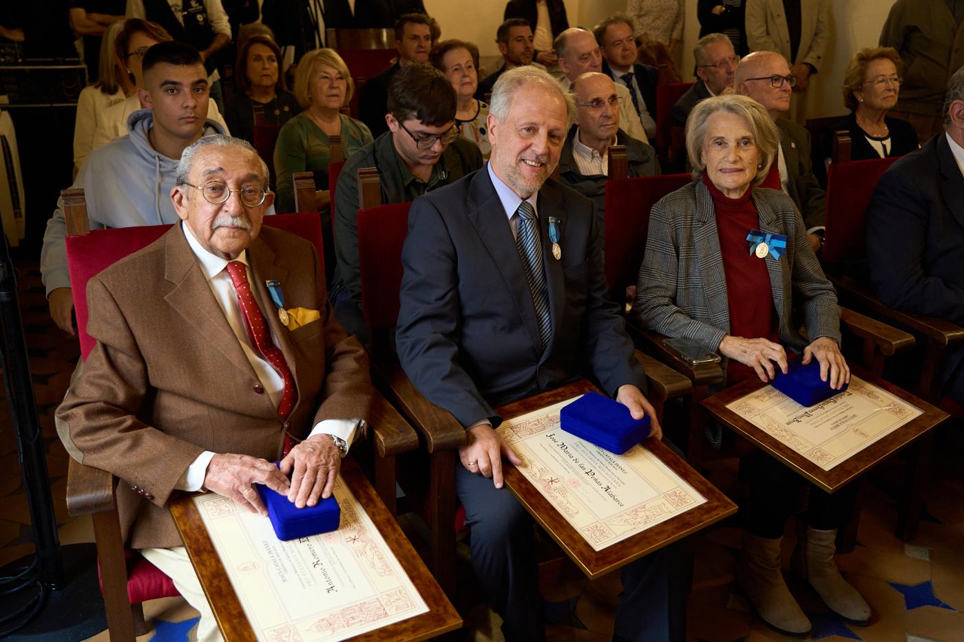 Antonio Romero, José Mª de las Peñas y Trinidad García-Herrera recibieron la Medalla Pro Ecclesia Malacitana. FOTO: JUANJO MAYORGA