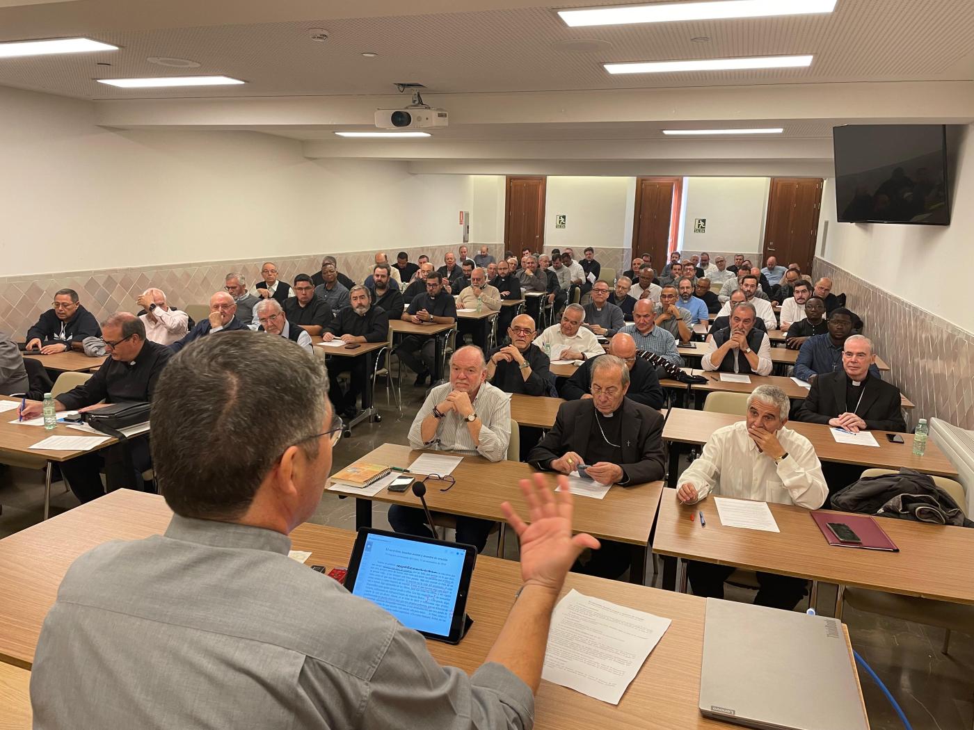 Laicos y clero profundizaron en la oración y el catecumenado