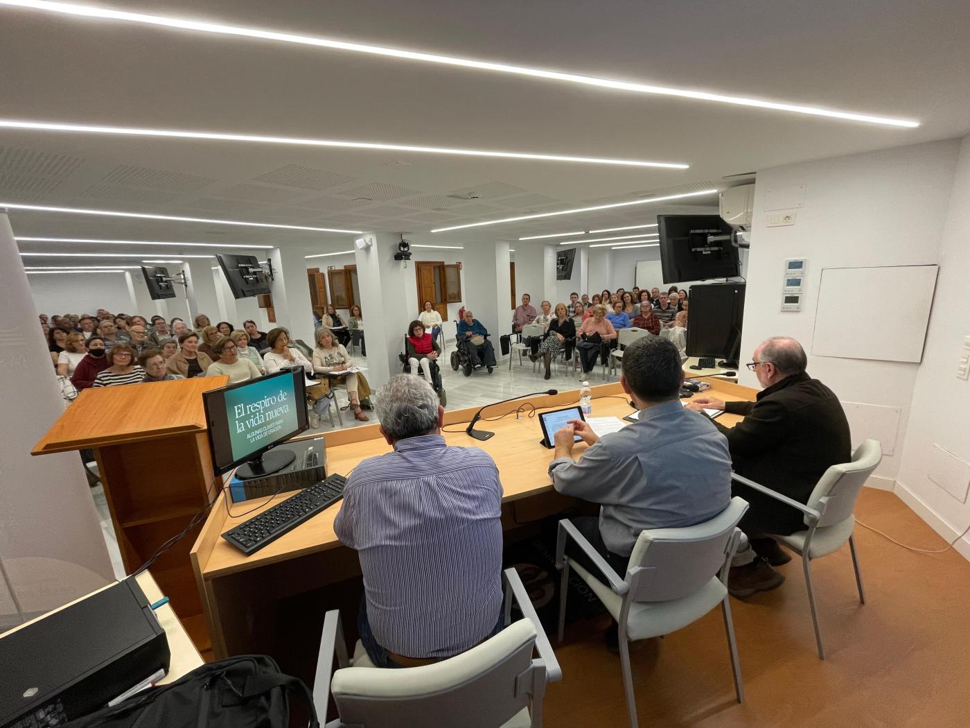 Laicos y clero profundizaron en la oración y el catecumenado