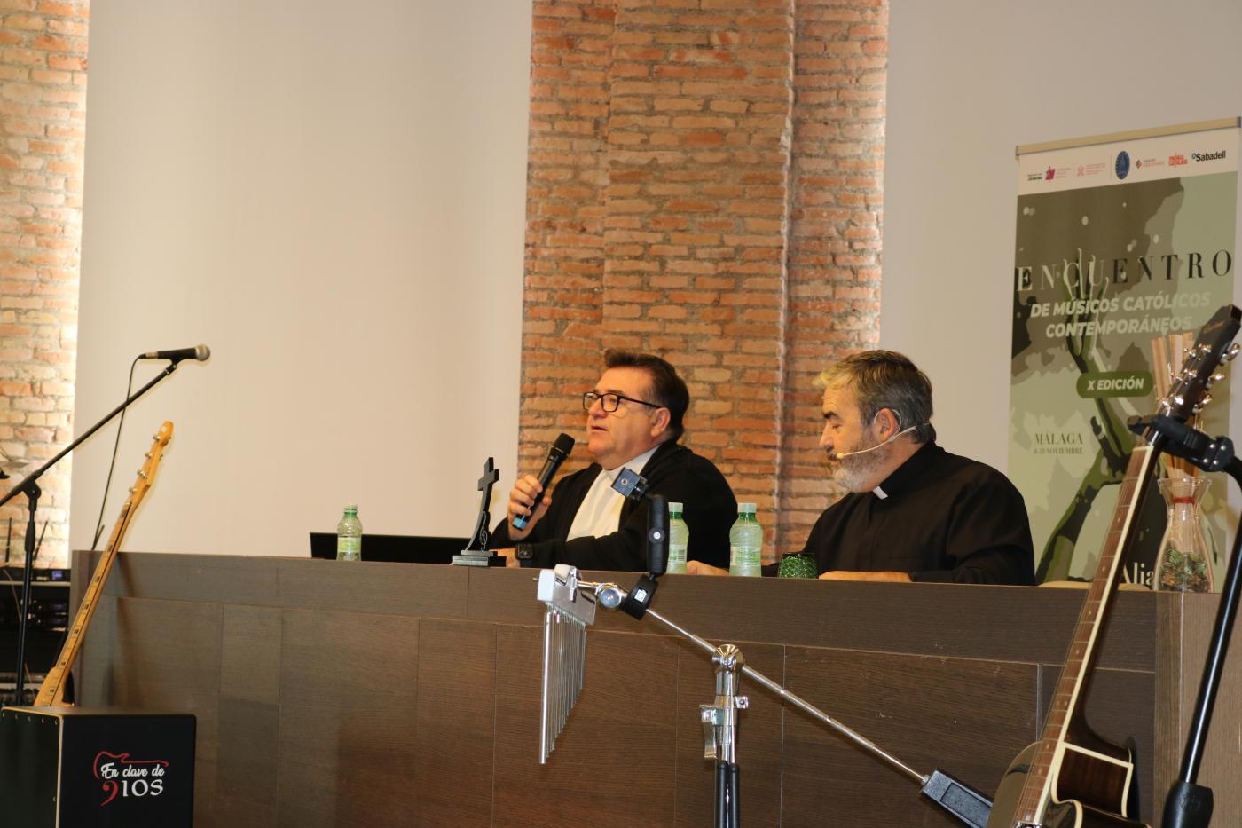 Raúl Tinajero junto al vicario para la Evangelización de la Diócesis de Málaga, Javier Guerrero, en el X Encuentro de Músicos Católicos Contemporáneos // C. SUÁREZ