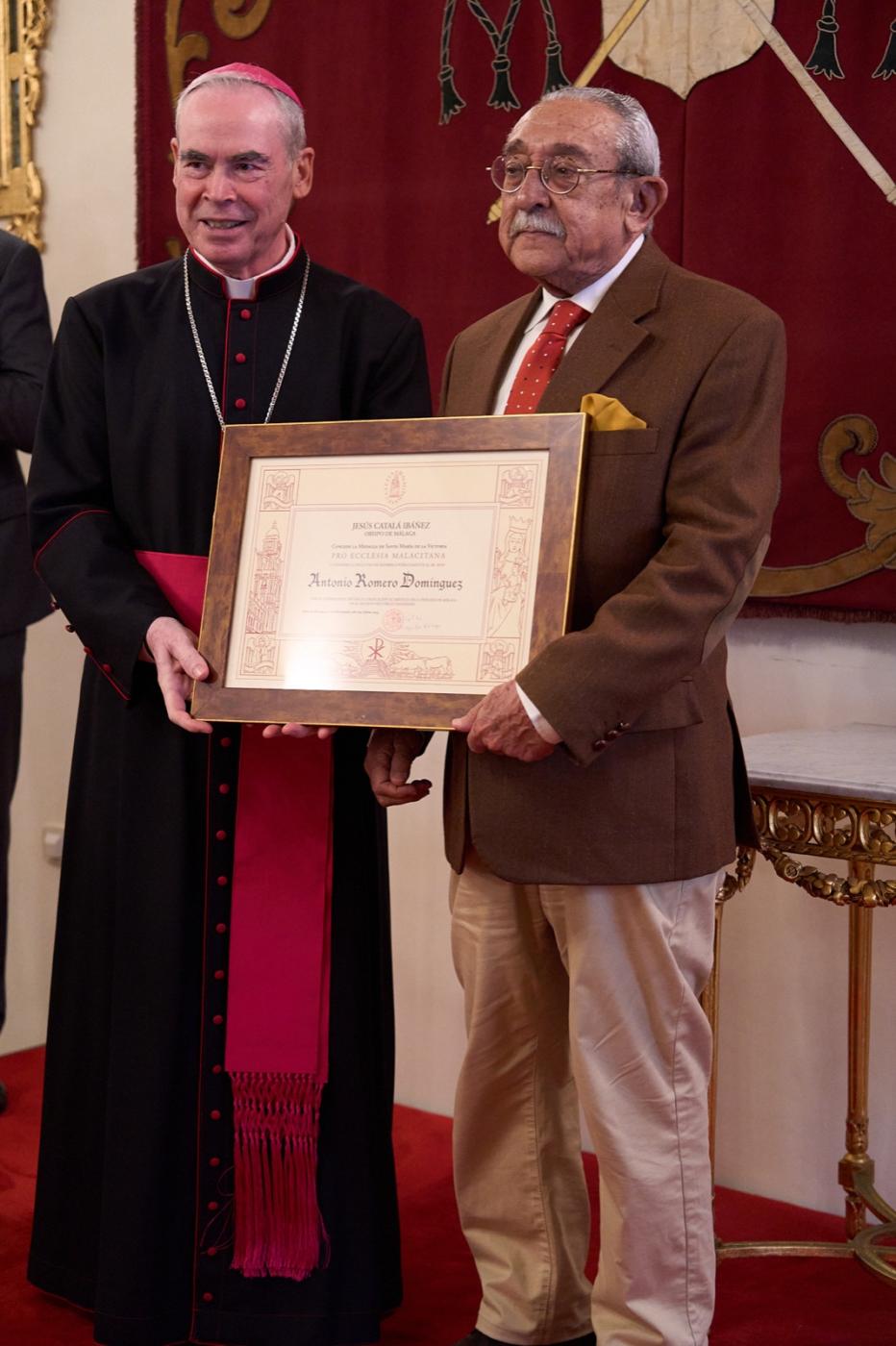El Sr. Obispo entrega la Medalla Pro Ecclesia Malacitana a Antonio Romero