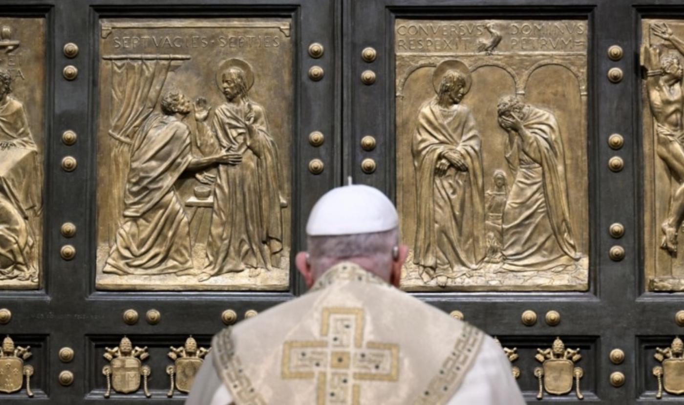 El Papa abre la Puerta Santa en San Pedro