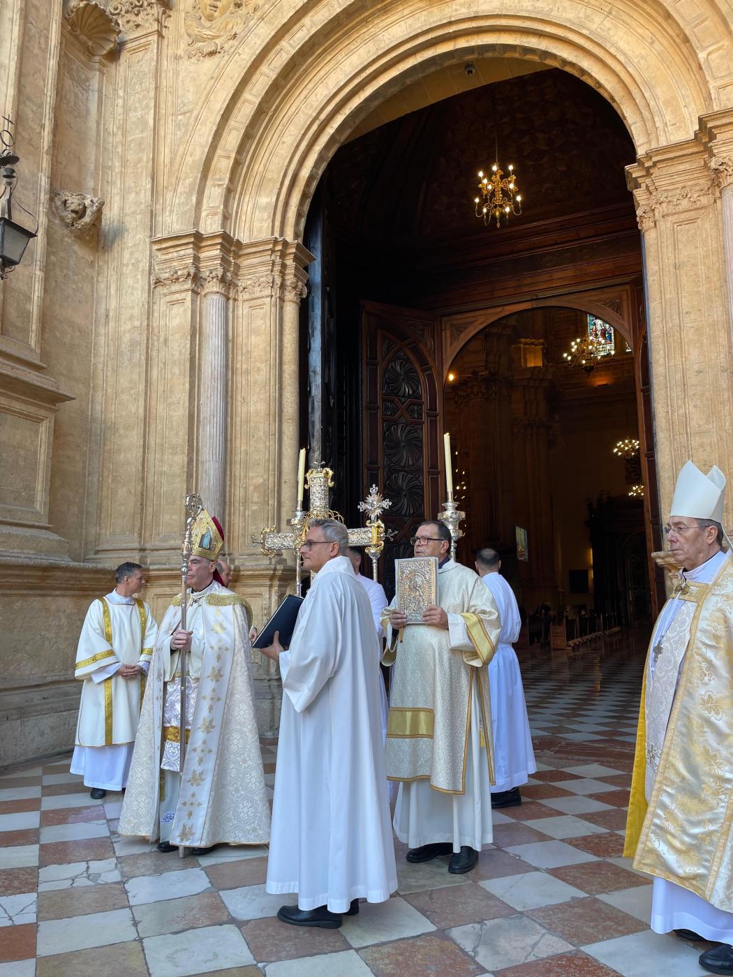 Abrir la Puerta Santa, los 12 lugares de esperanza diocesanos y cómo se gana un Jubileo, en Iglesia Noticia