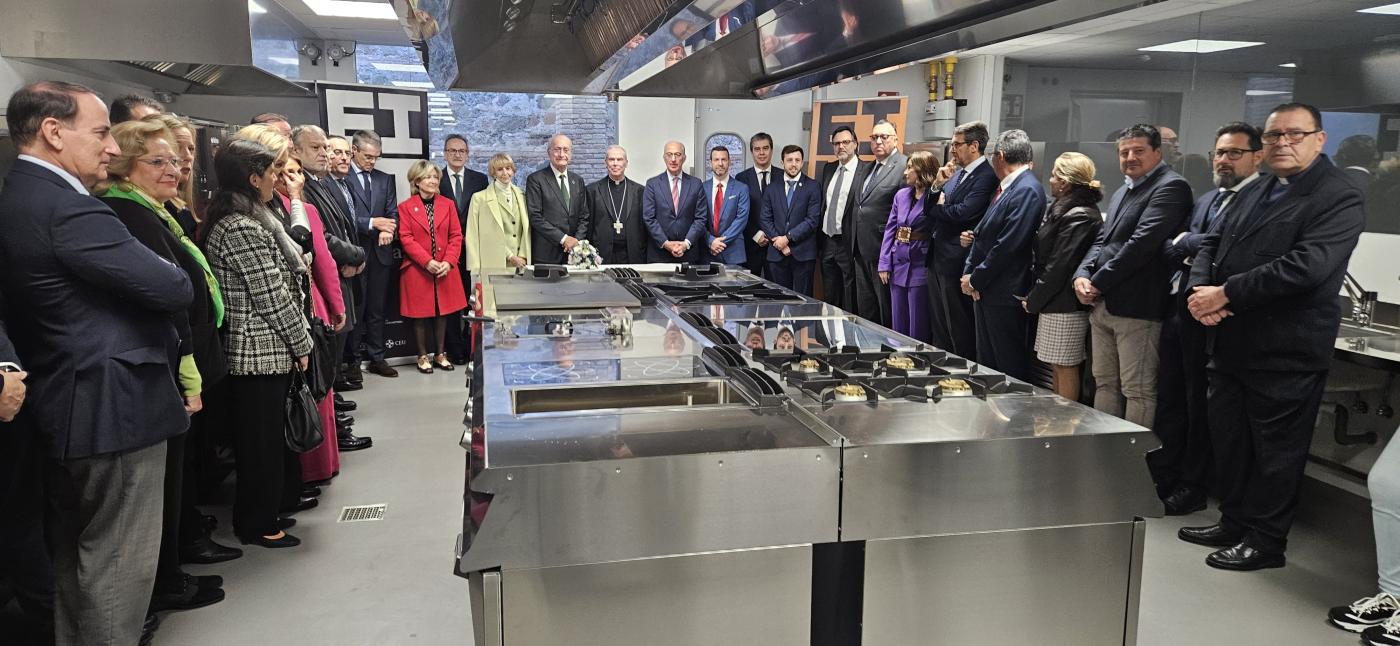 Autoridades y equipo de EIHT en las instalaciones de la escuela, tras su bendici&oacute;n, hoy, por parte del Sr. Obipo