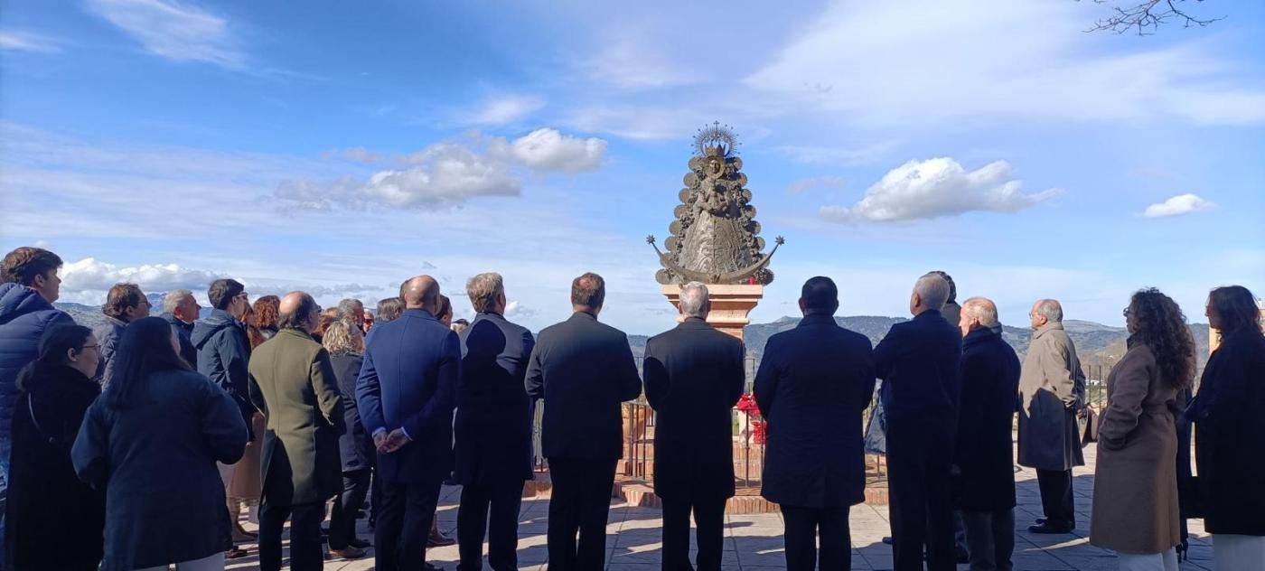 Oración ante el monumento a la Virgen del Rocío en Ronda