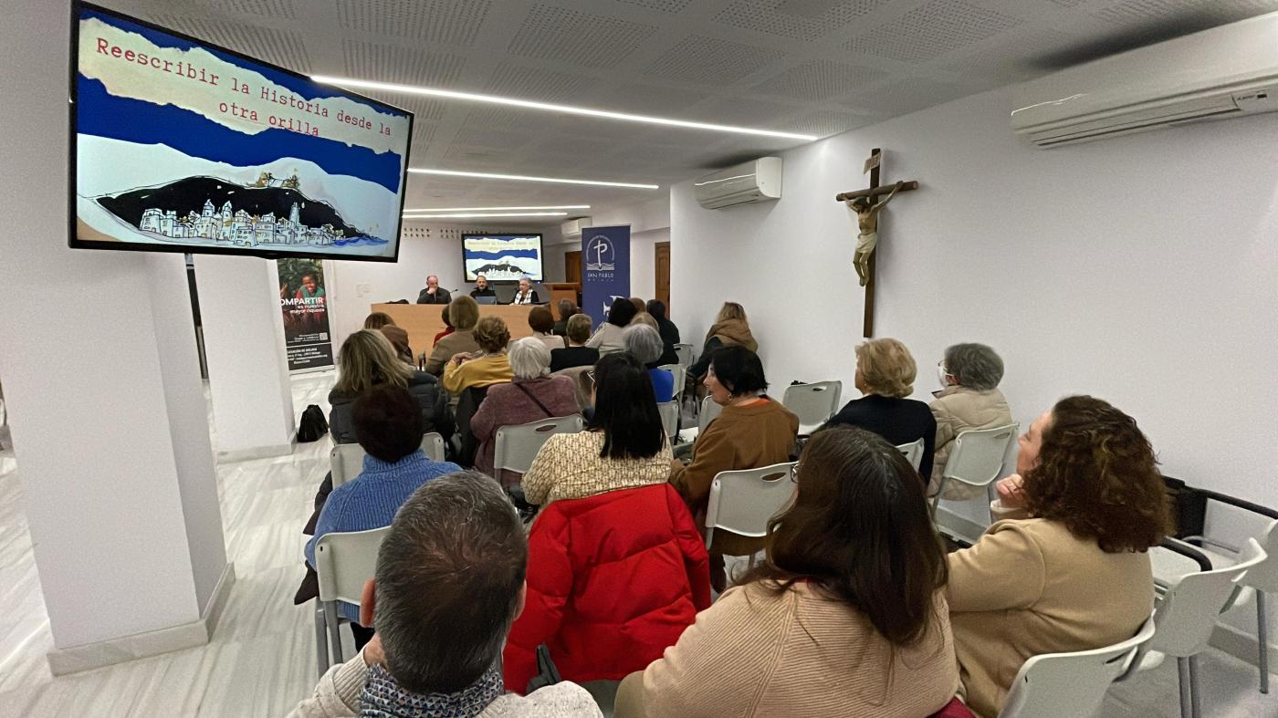 Conferencia del misionero jesuita Alvar Sánchez en el salón de actos del CESET