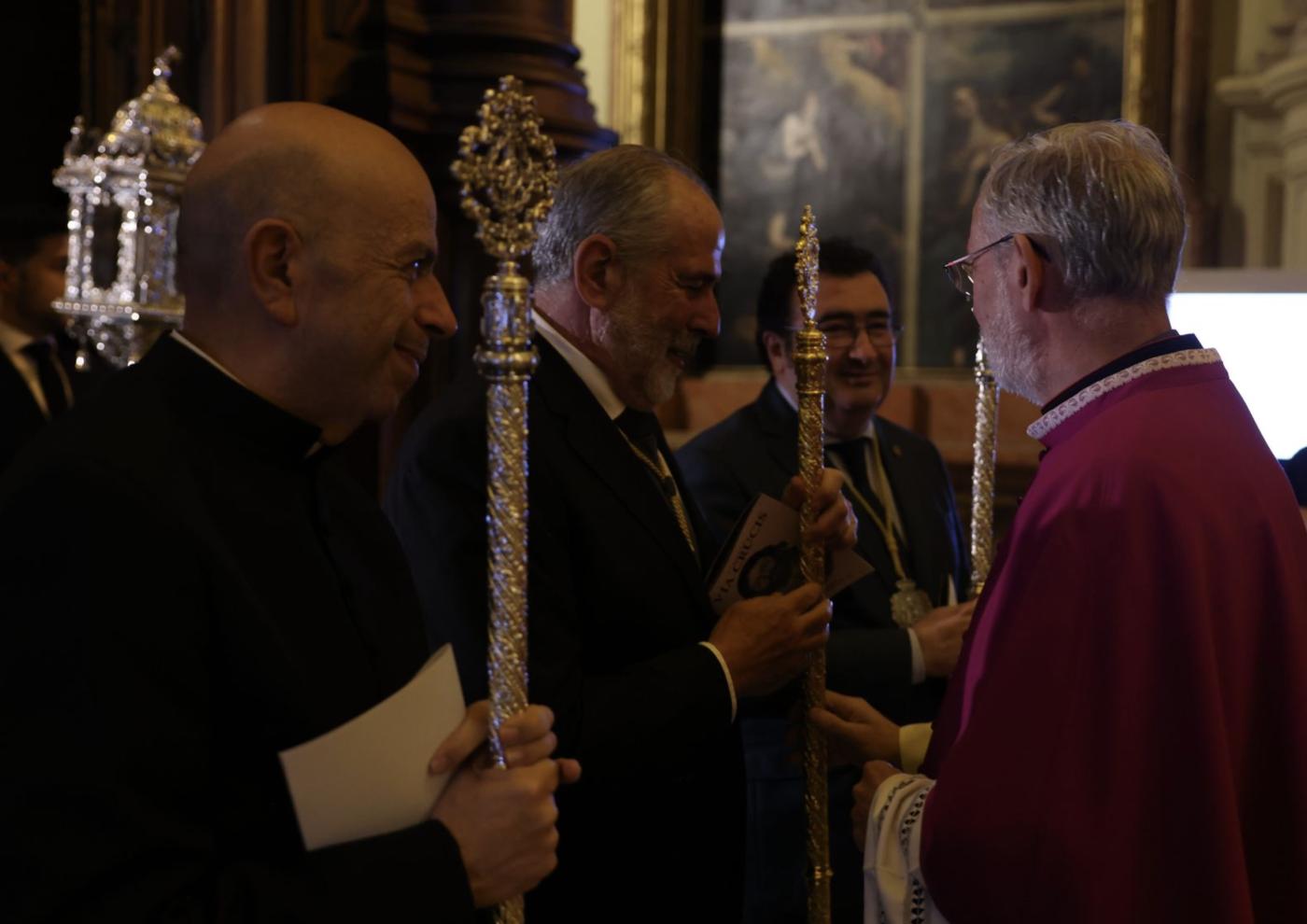 Los cofrades viven el Via Crucis como anticipo de su Jubileo en Roma