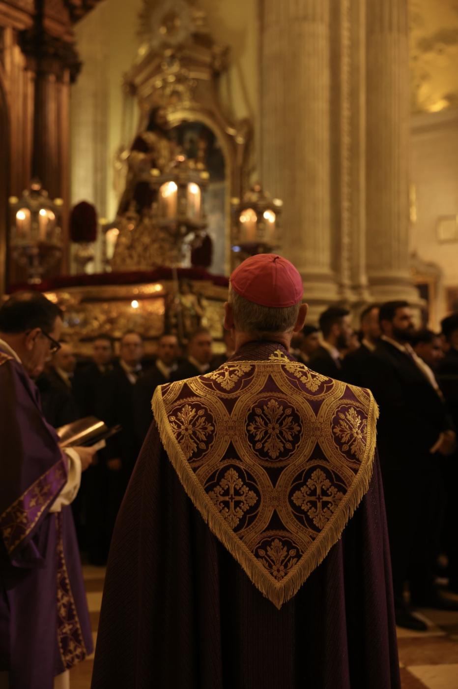 Los cofrades viven el Via Crucis como anticipo de su Jubileo en Roma