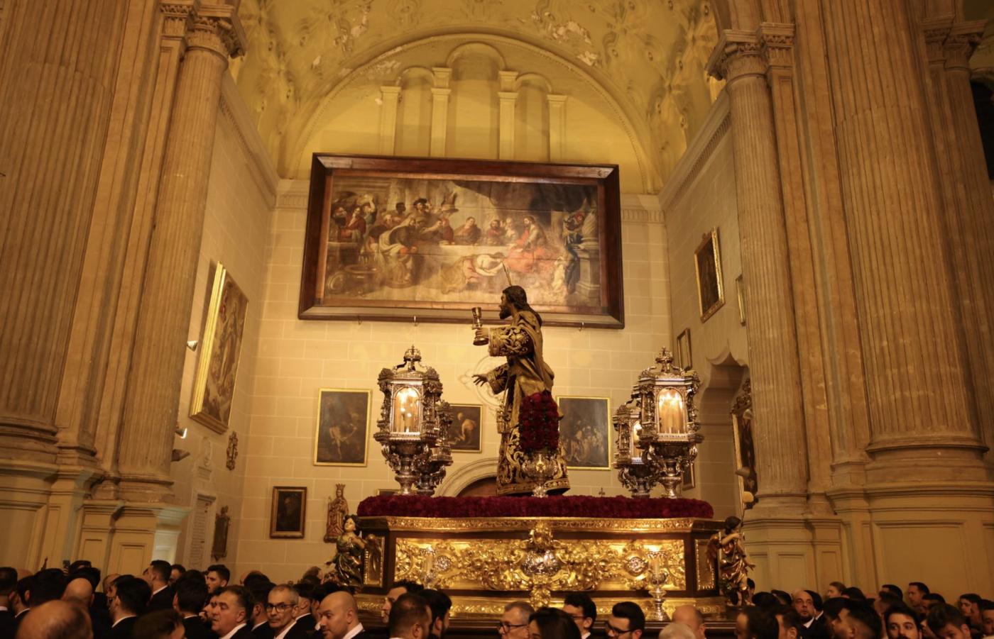 Los cofrades viven el Via Crucis como anticipo de su Jubileo en Roma