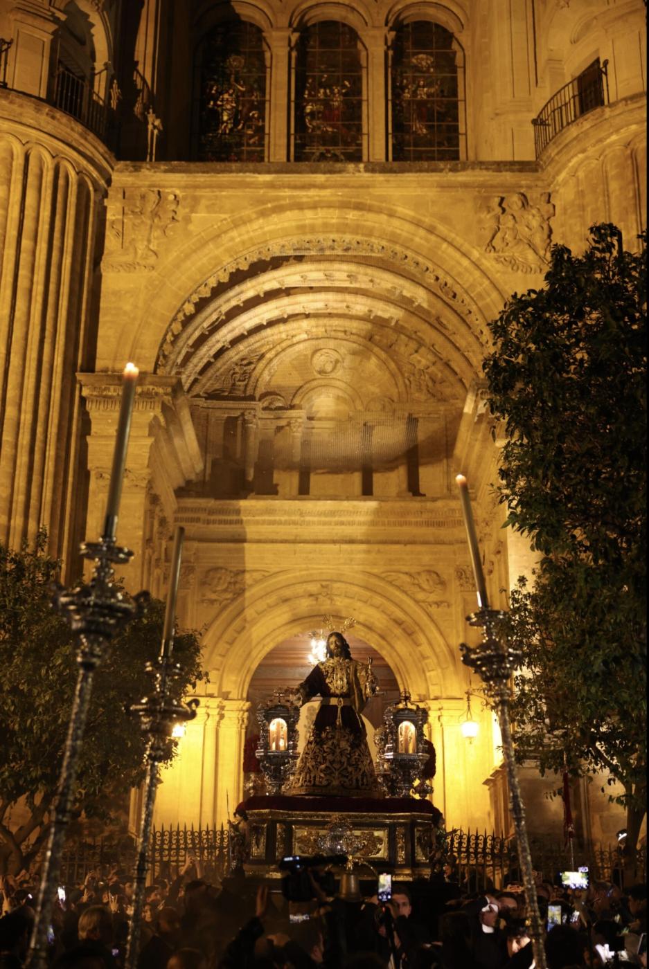 Los cofrades viven el Via Crucis como anticipo de su Jubileo en Roma