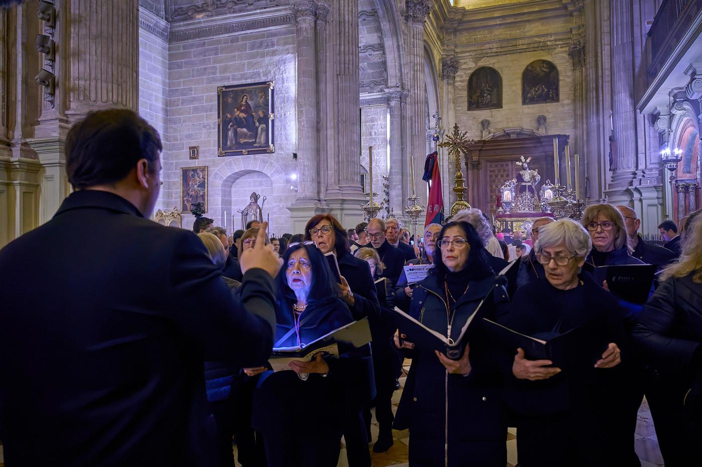 Los cofrades viven el Via Crucis como anticipo de su Jubileo en Roma