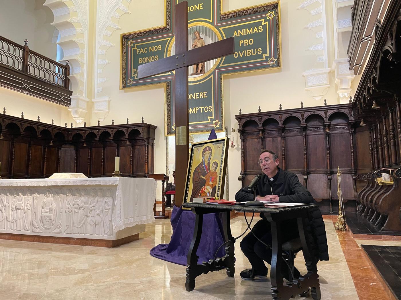 El sacerdote Germán Ruiz dirige el retiro de Cuaresma para el clero // E. LLAMAS