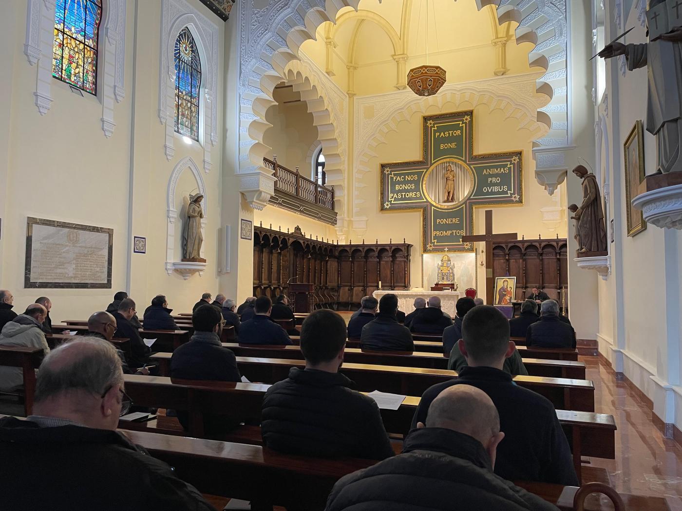 El sacerdote Germán Ruiz dirige el retiro de Cuaresma para el clero // E. LLAMAS