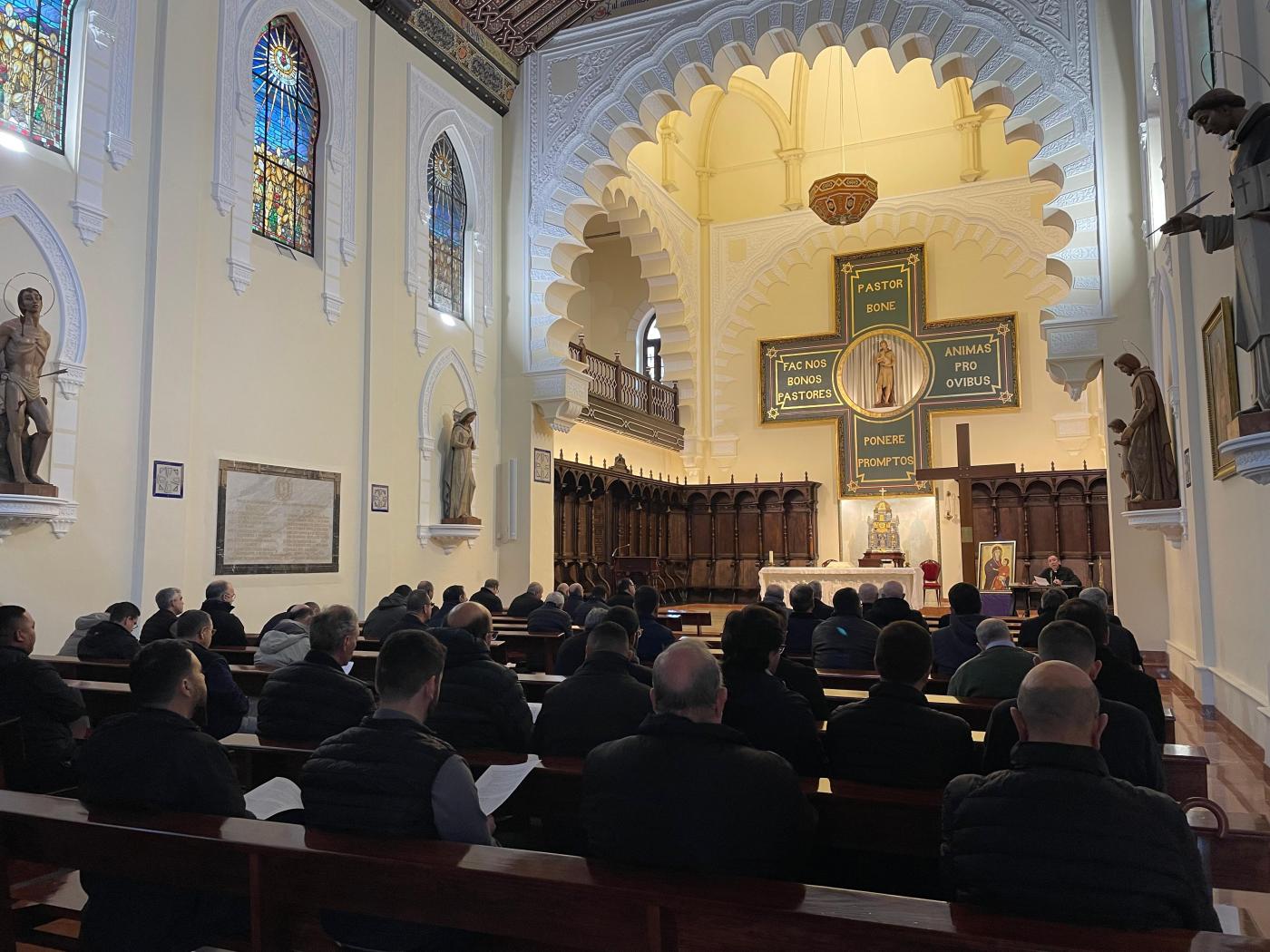El sacerdote Germán Ruiz dirige el retiro de Cuaresma para el clero // E. LLAMAS