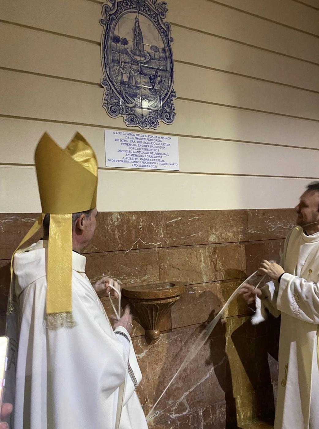 Celebración de la dedicación del nuevo altar y bendición del nuevo ambón de la parroquia de Fátima en el 75 aniversario de la llegada a Málaga de la imagen de la Virgen