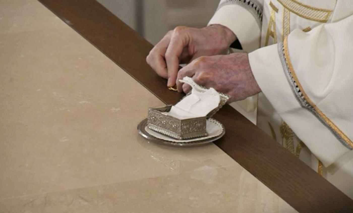 Celebración de la dedicación del nuevo altar y bendición del nuevo ambón de la parroquia de Fátima en el 75 aniversario de la llegada a Málaga de la imagen de la Virgen