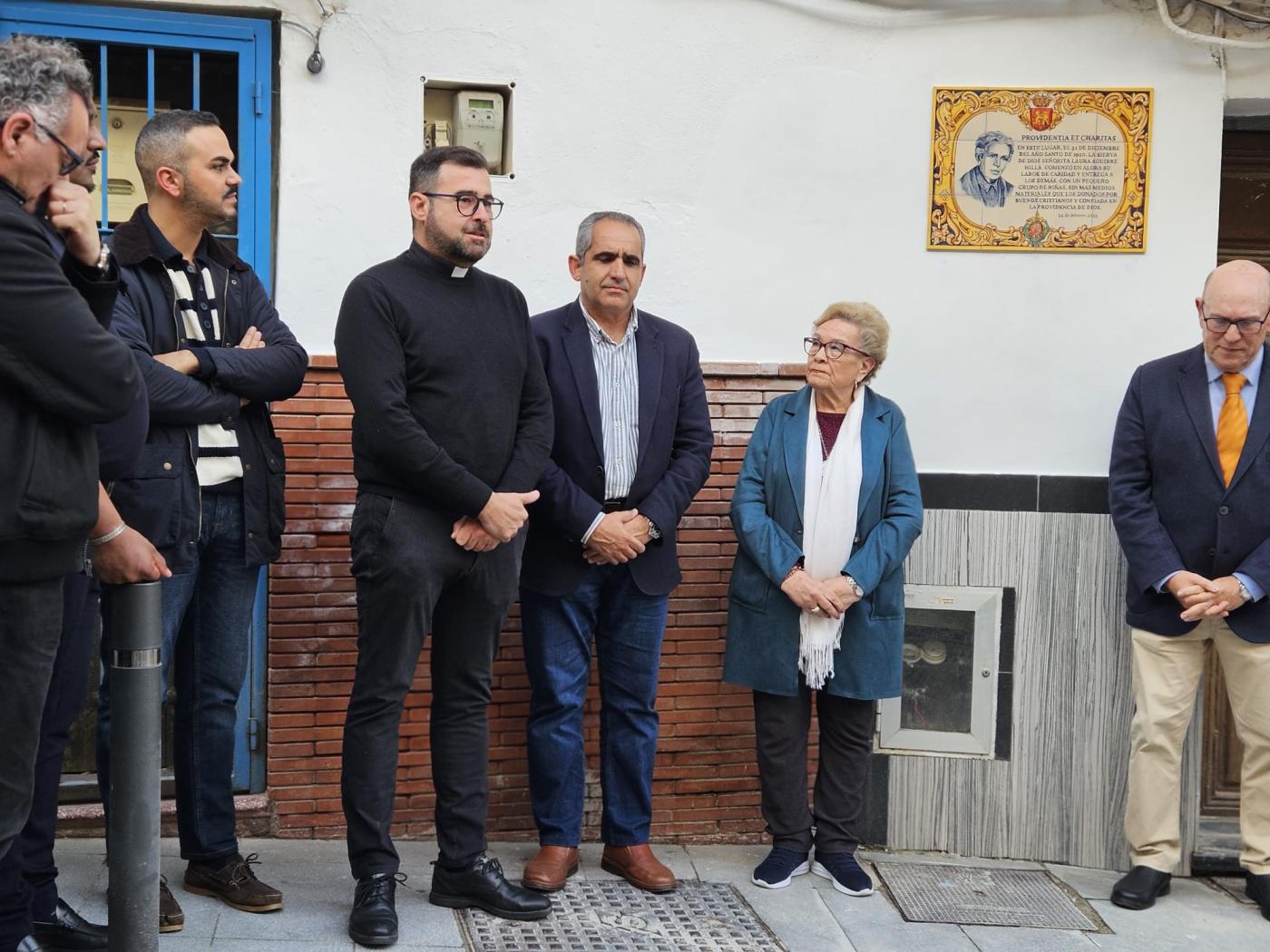 Una cerámica indica el lugar donde comenzó su labor la señorita Laura en Álora