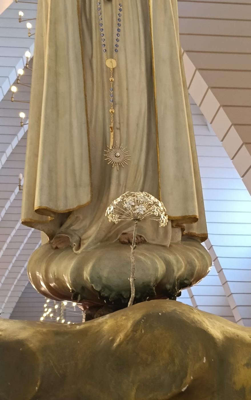 Biznaga de plata depositada por el P. Carlos Cabecinhas a los pies de la Virgen de F&aacute;tima de M&aacute;laga