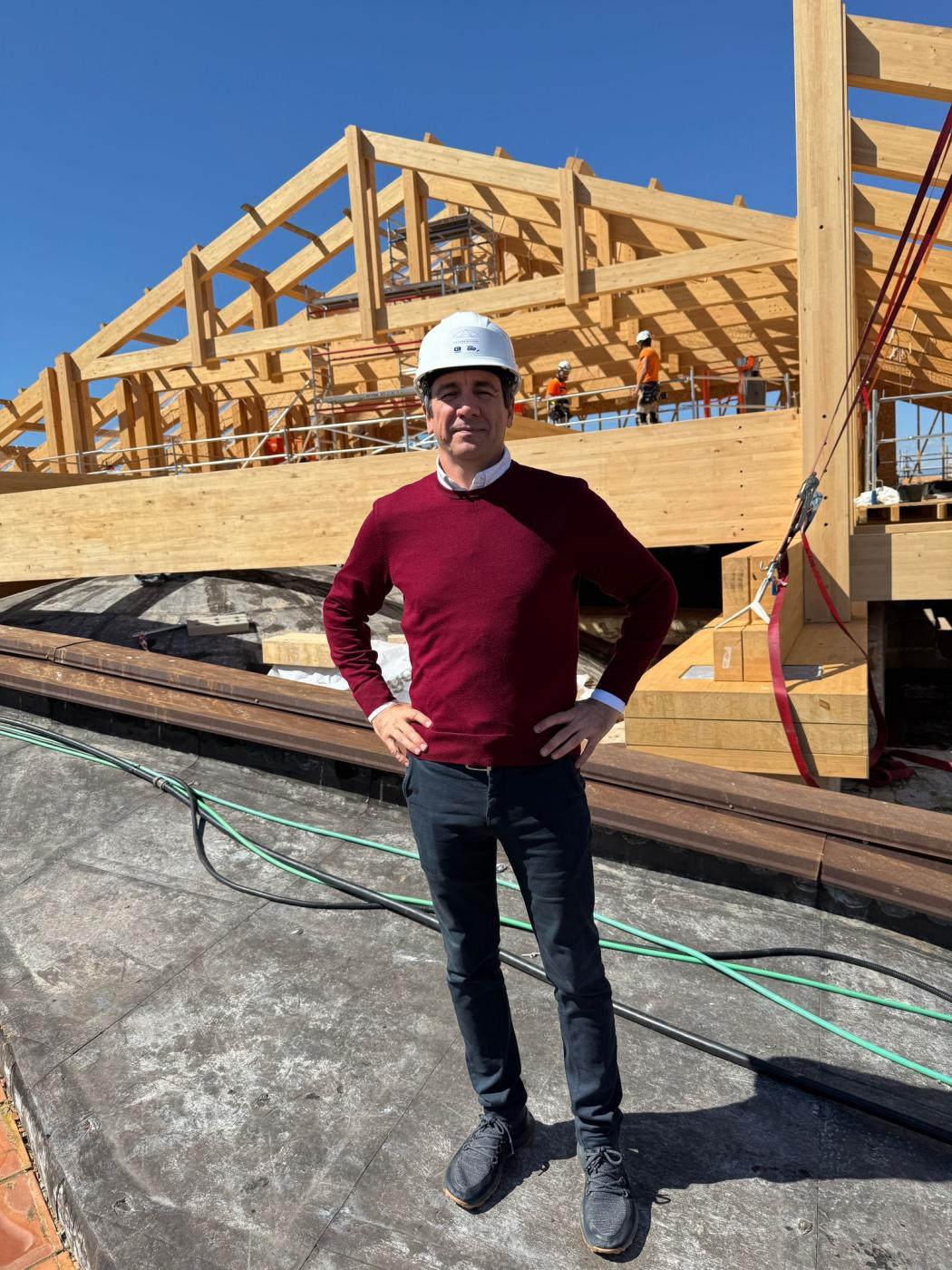 Juan Manuel S&aacute;nchez La Chica, arquitecto de la Catedral de M&aacute;laga, ante la estructura de madera que sostendr&aacute; el tejado de la Catedral